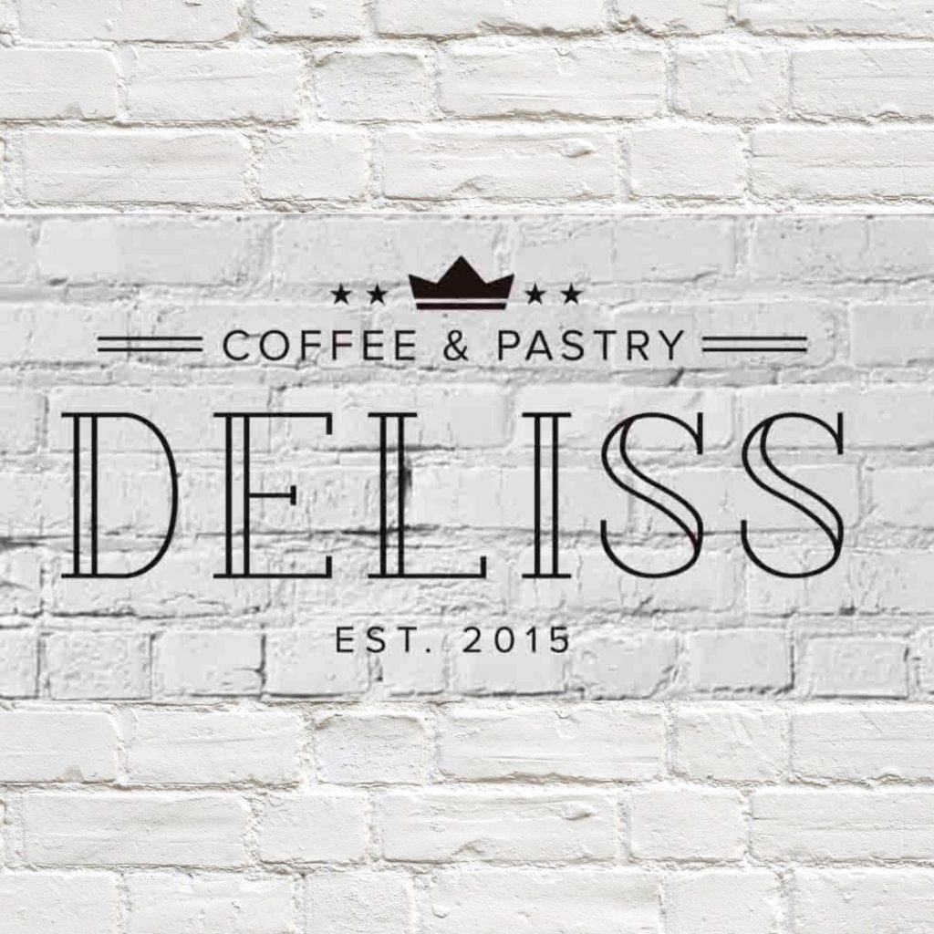 Logo de Deliss con texto "Coffee & Pastry Deliss Est. 2015" en negro sobre fondo blanco con una corona y estrellas.