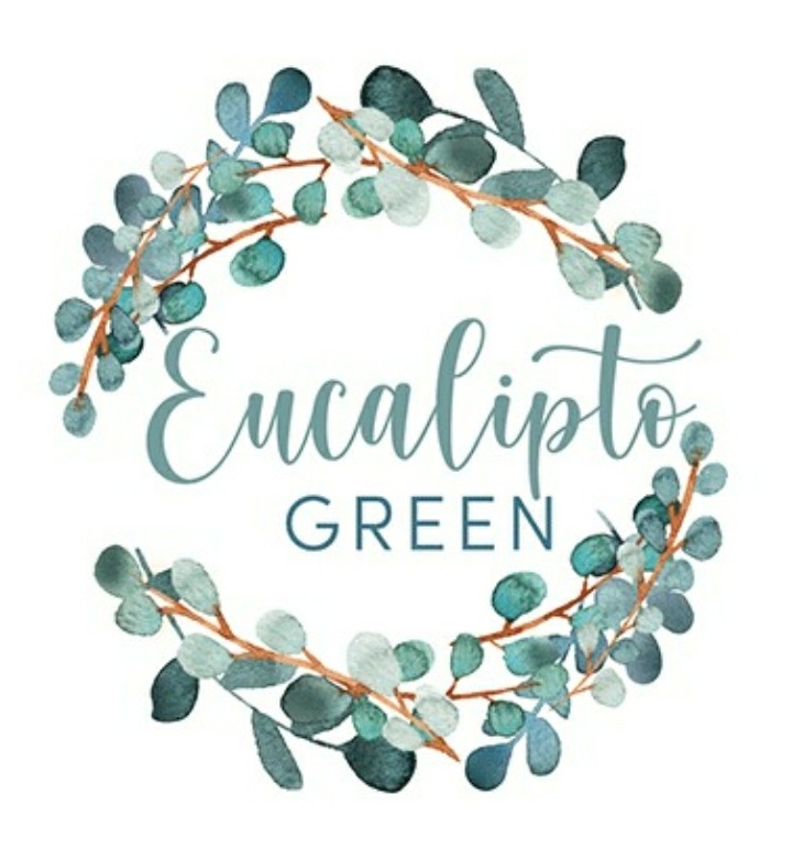 Logotipo de Eucalipto GREEN enmarcado por un elegante círculo de hojas de eucalipto, transmitiendo frescura y naturaleza.