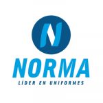 Logo de Norma Uniformes con un diseño en azul y blanco, incorporando un círculo estilizado y texto que destaca su experiencia en uniformes de calidad.