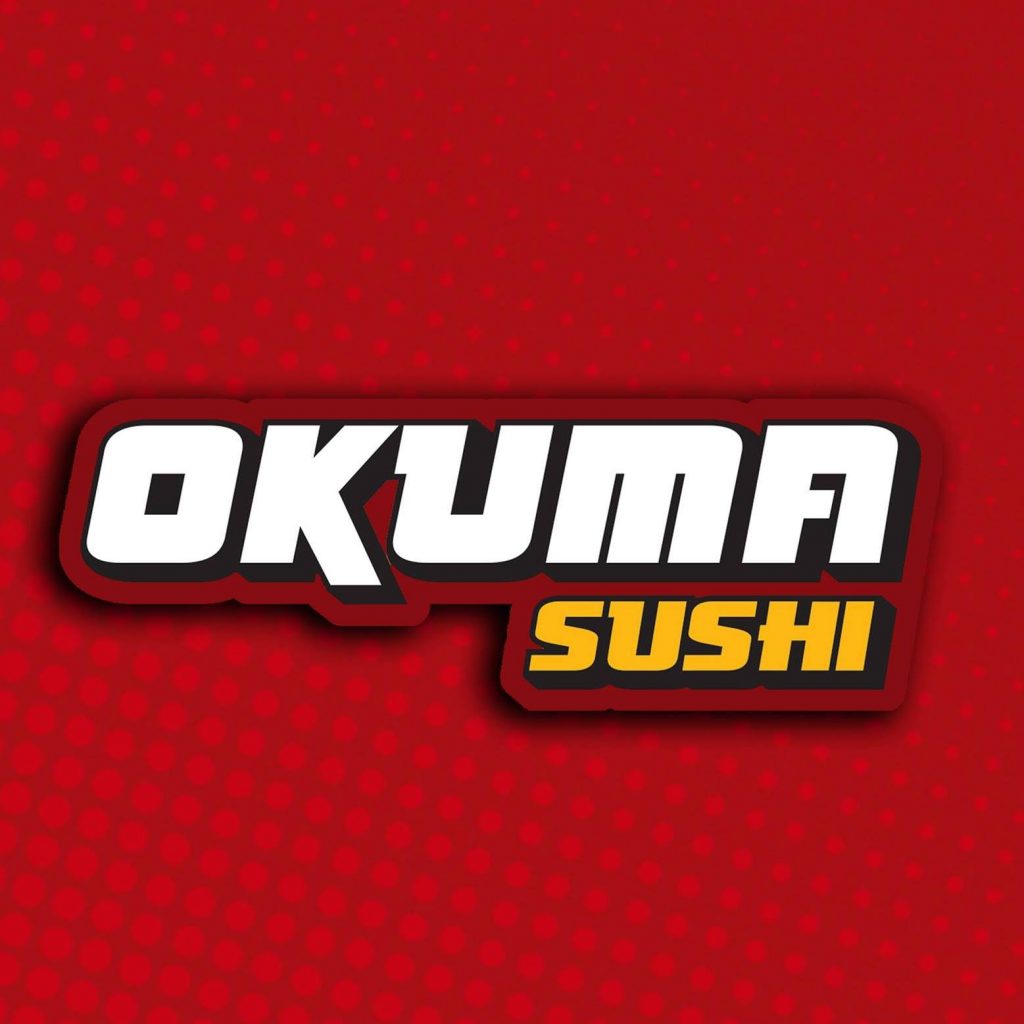 Logo de Okuma Sushi en letras blancas y amarillas con sombras rojas, sobre un fondo rojo con patrón sutil de puntos, resaltando estilo moderno.